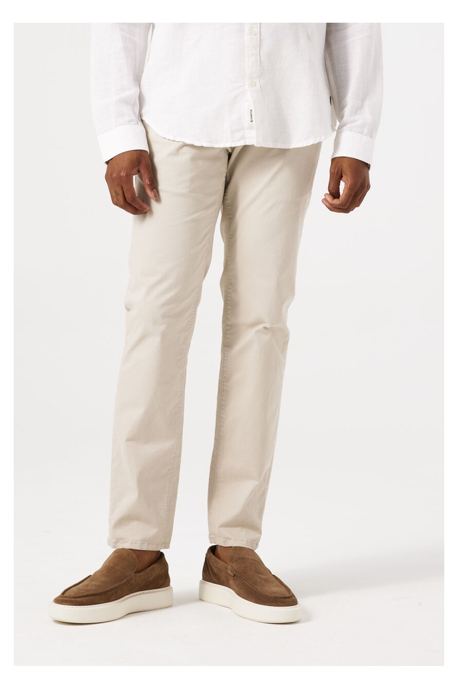 Garcia beige heren broek | Model vooraanzicht