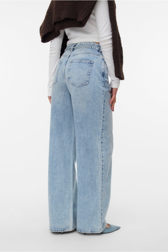 Vero Moda blauwe dames jeans | Model achteraanzicht