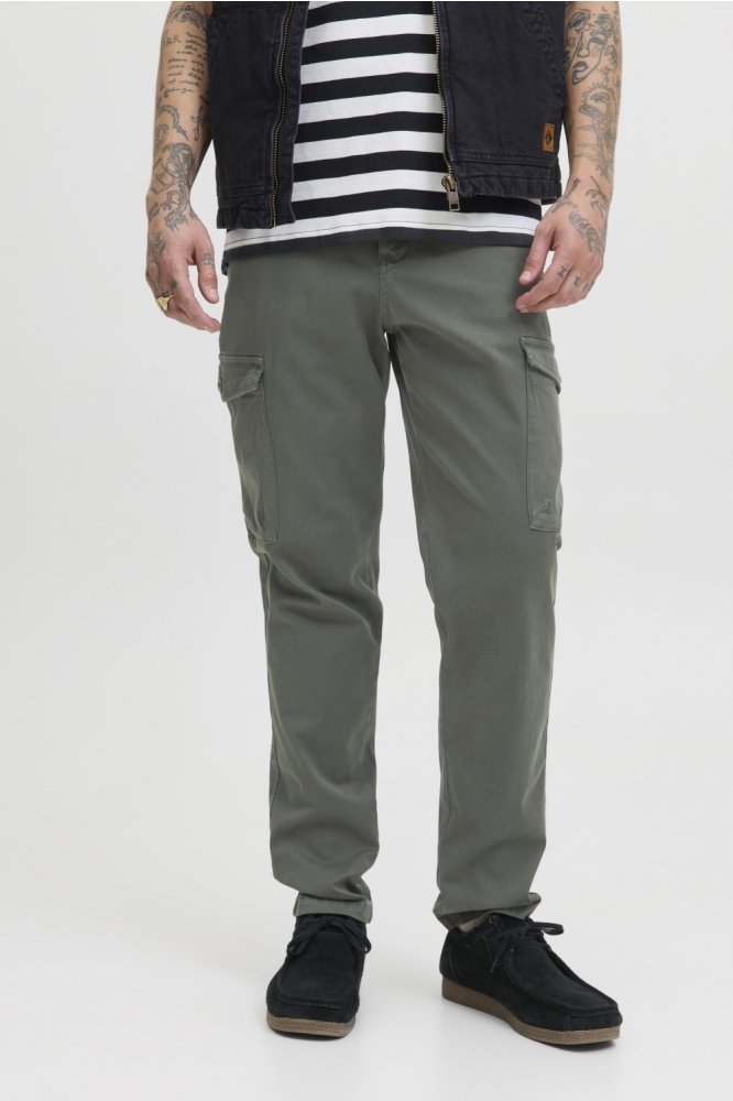 Jack & Jones groene heren broek | Model vooraanzicht