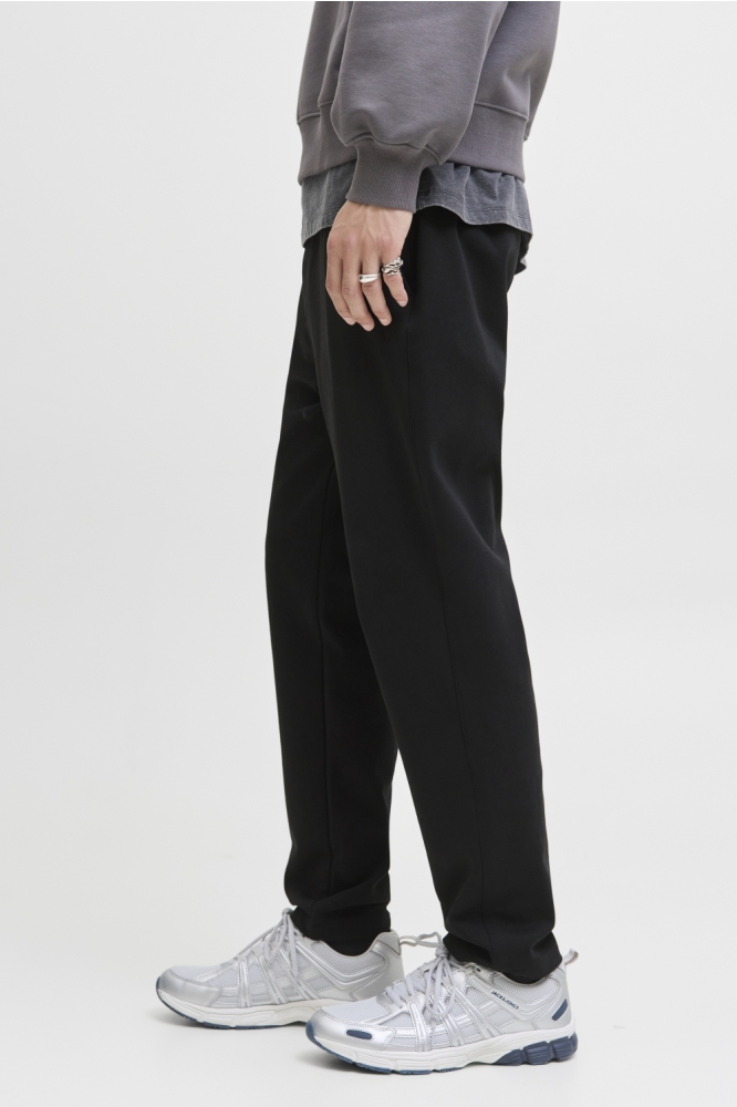 Jack & Jones zwarte heren broek | Model zijaanzicht