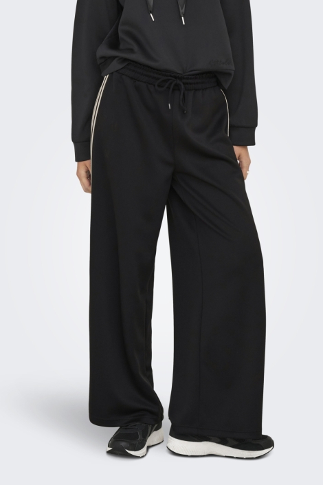 Only zwarte dames broek | Model vooraanzicht
