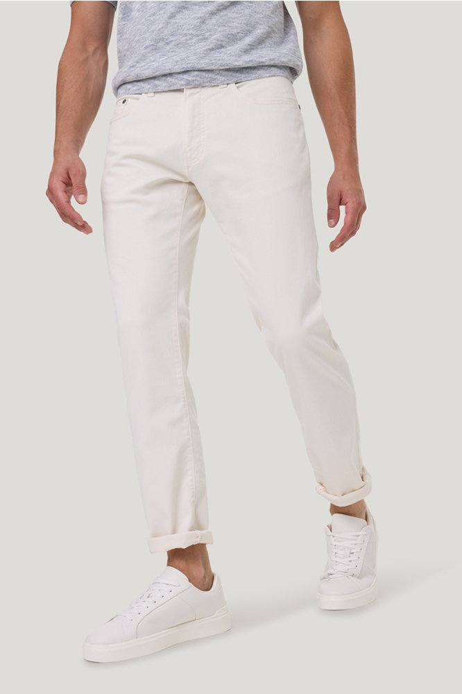 Pierre Cardin witte heren jeans | Model zijaanzicht