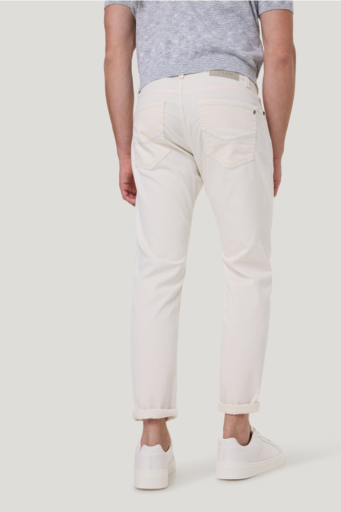 Pierre Cardin witte heren jeans | Model achteraanzicht