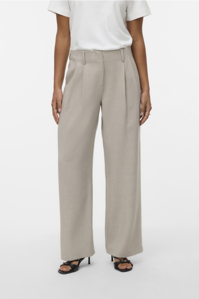 Vero Moda beige dames broek | Model vooraanzicht