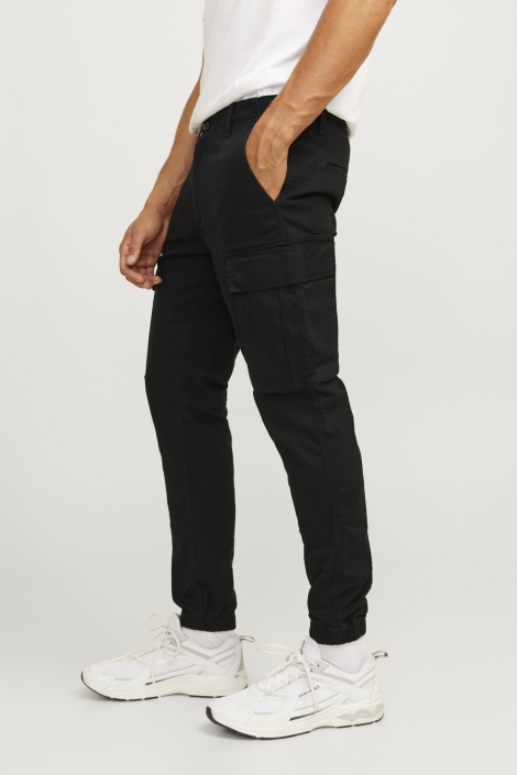 JJ Rebel zwarte heren broek | Model zijaanzicht
