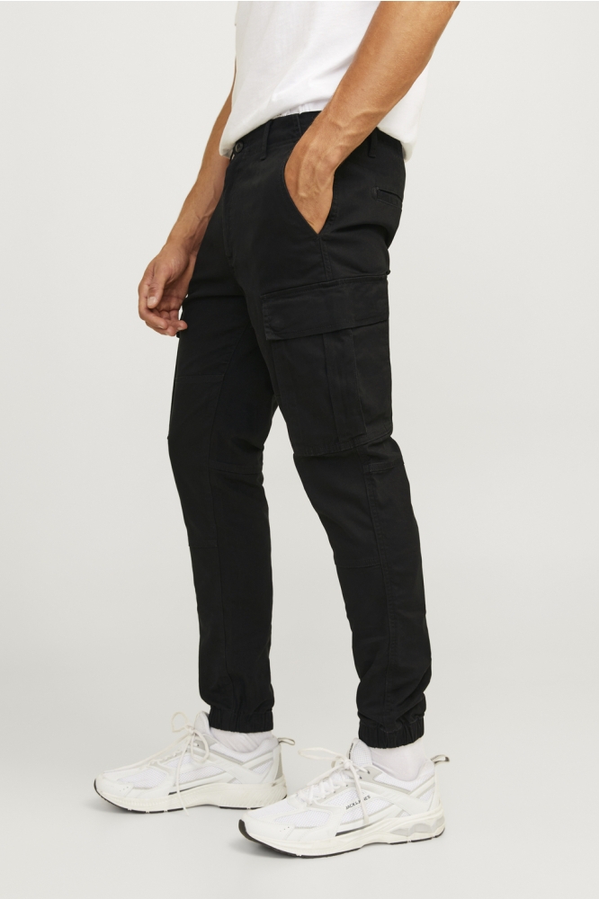 JJ Rebel zwarte heren broek | Model zijaanzicht