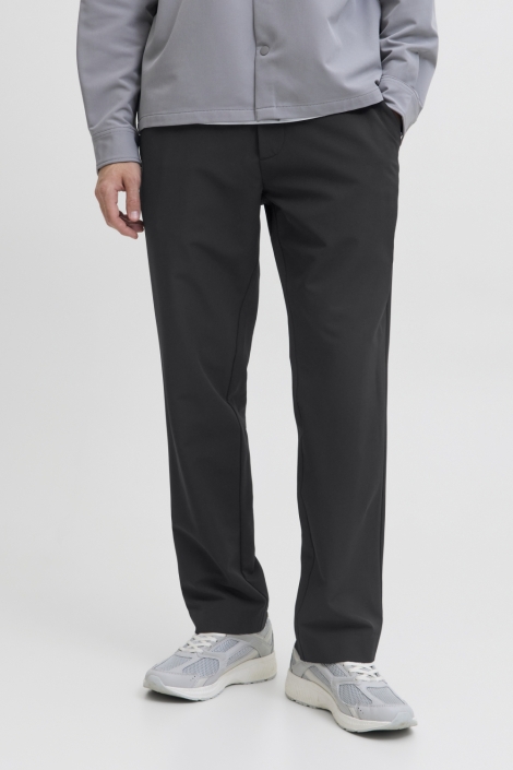 Jack & Jones zwarte heren broek | Model vooraanzicht