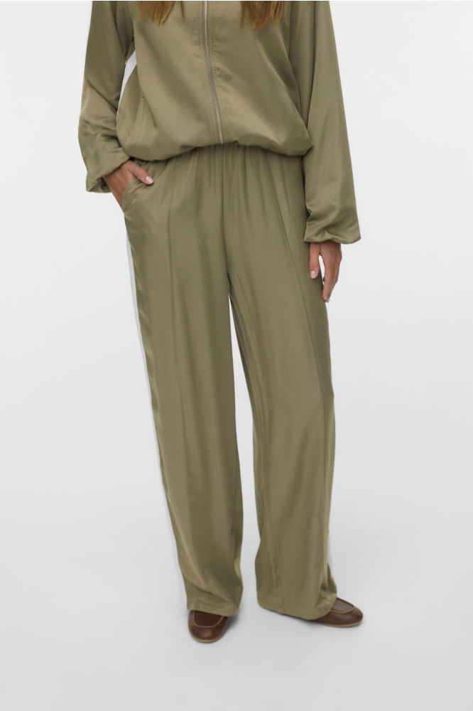 Vero Moda groene dames broek | Model vooraanzicht