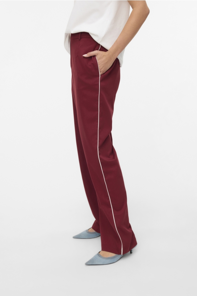 Vero Moda bordeaux dames broek | Model zijaanzicht