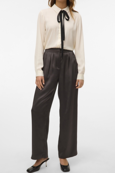 Vero Moda grijze dames broek | Model vooraanzicht