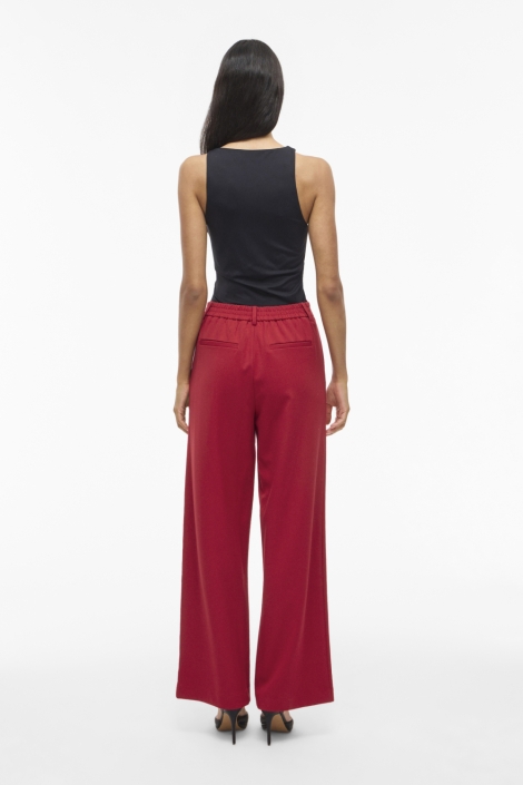Vila rode dames broek | Model achteraanzicht