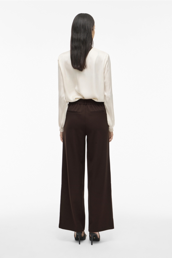 Vila bruine dames broek | Model achteraanzicht