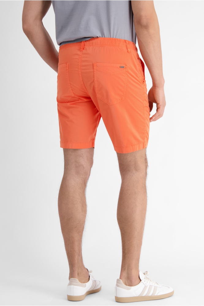 Lerros oranje heren korte broek | Model achteraanzicht