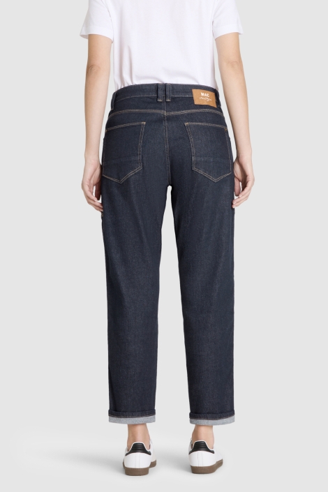 Mac blauwe dames jeans | Model achteraanzicht