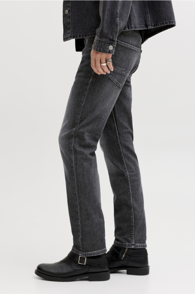 Jack & Jones zwarte heren jeans | Model zijaanzicht