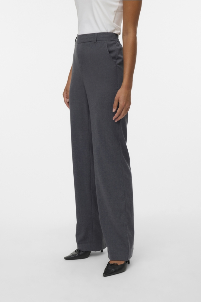 Vero Moda grijze dames broek | Model vooraanzicht