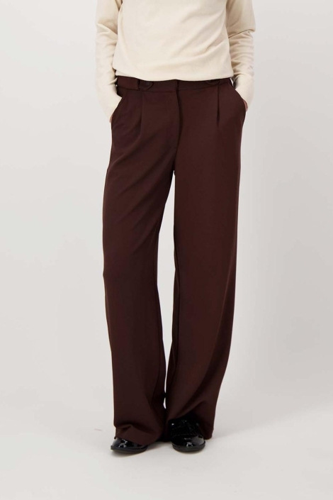 Zusss bruine dames broek | Model vooraanzicht