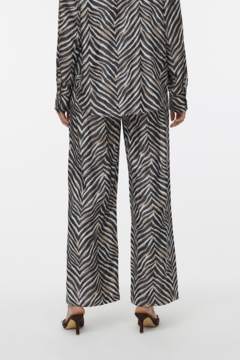 Vero Moda zwarte dames broek | Model achteraanzicht