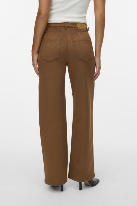 Vero Moda bruine dames broek | Model achteraanzicht