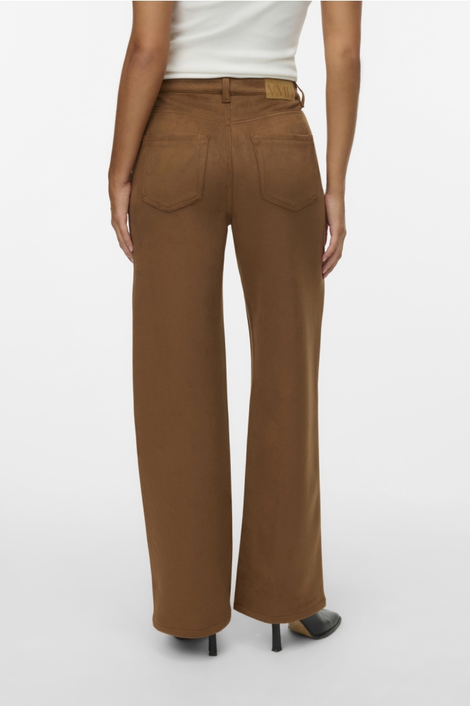 Vero Moda bruine dames broek | Model achteraanzicht