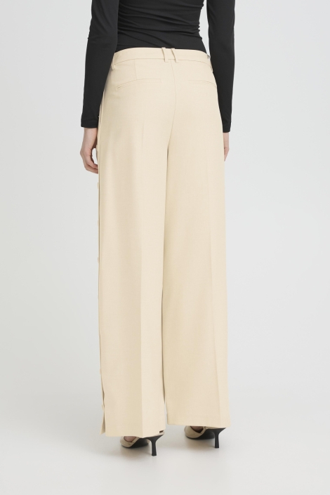 Ichi beige dames broek | Model achteraanzicht