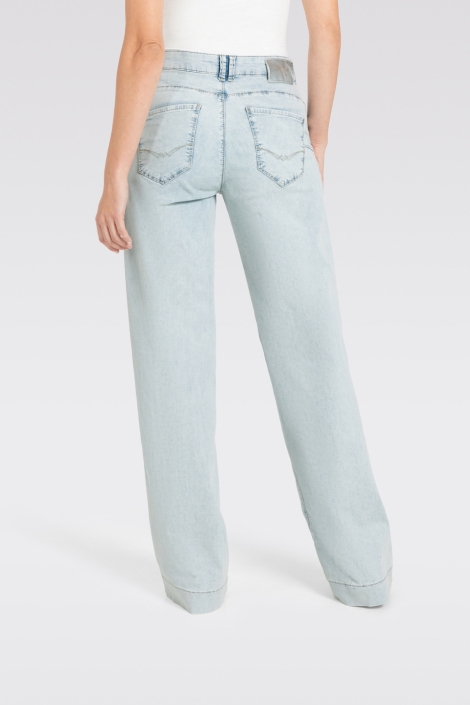 Mac blauwe dames jeans | Model achteraanzicht