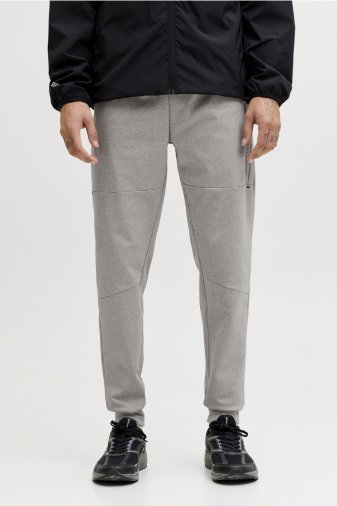 Jack & Jones grijze heren broek | Model vooraanzicht