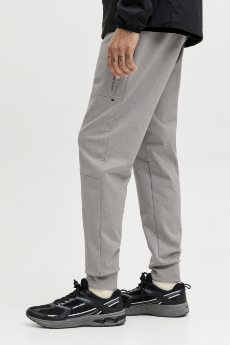 Jack & Jones grijze heren broek | Model zijaanzicht