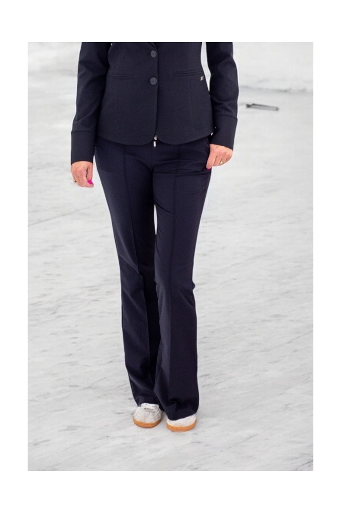 TQ Amsterdam zwarte dames broek | Model vooraanzicht