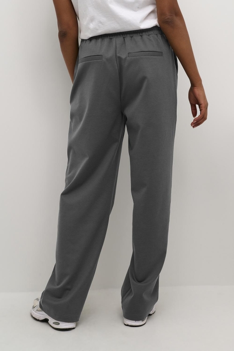 Kaffe grijze dames broek | Model achteraanzicht