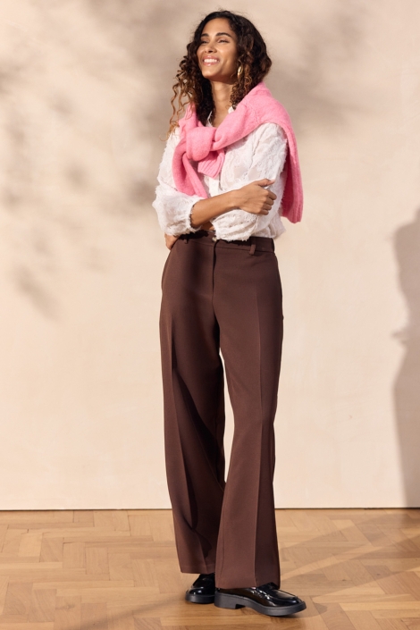 LolaLiza bruine dames broek | Sfeerbeeld, In situatie