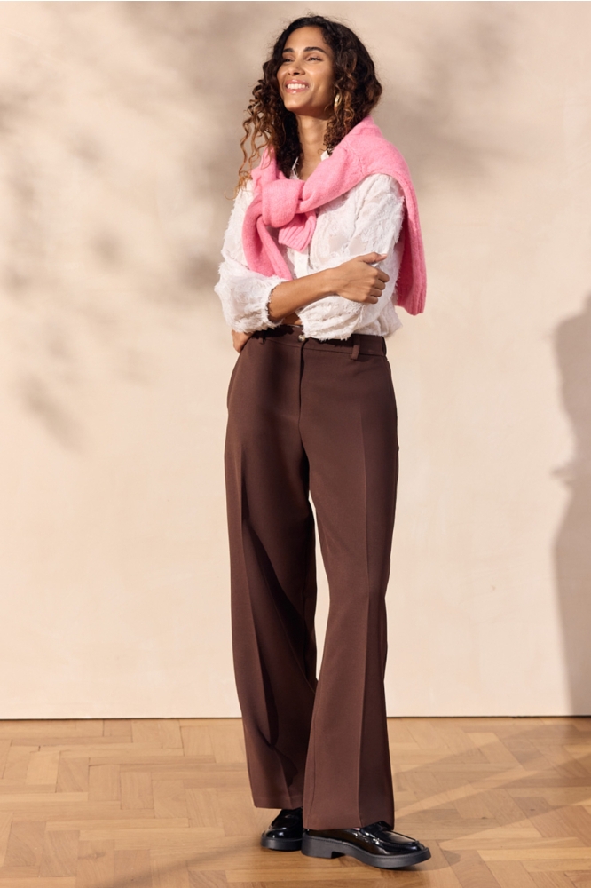 LolaLiza bruine dames broek | Sfeerbeeld, In situatie