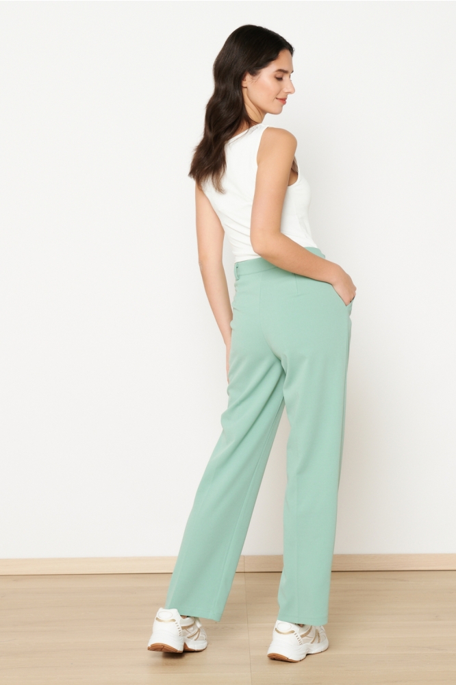 LolaLiza groene dames broek | Model achteraanzicht