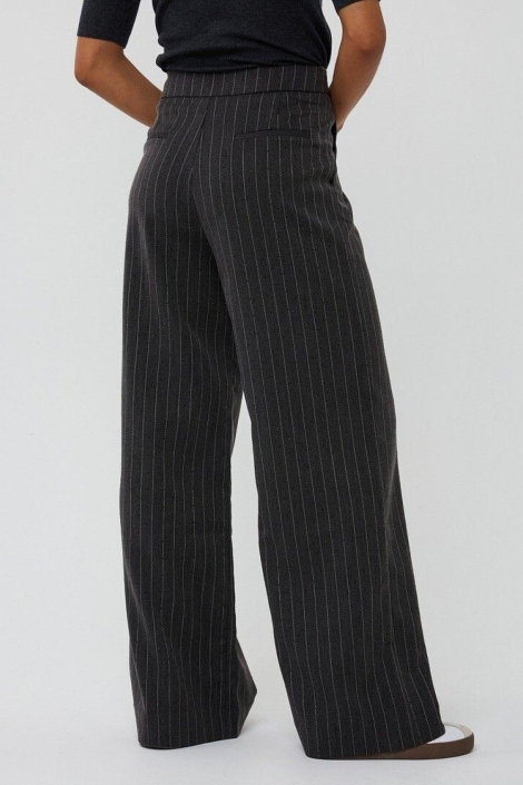 EsQualo grijze dames broek | Model achteraanzicht