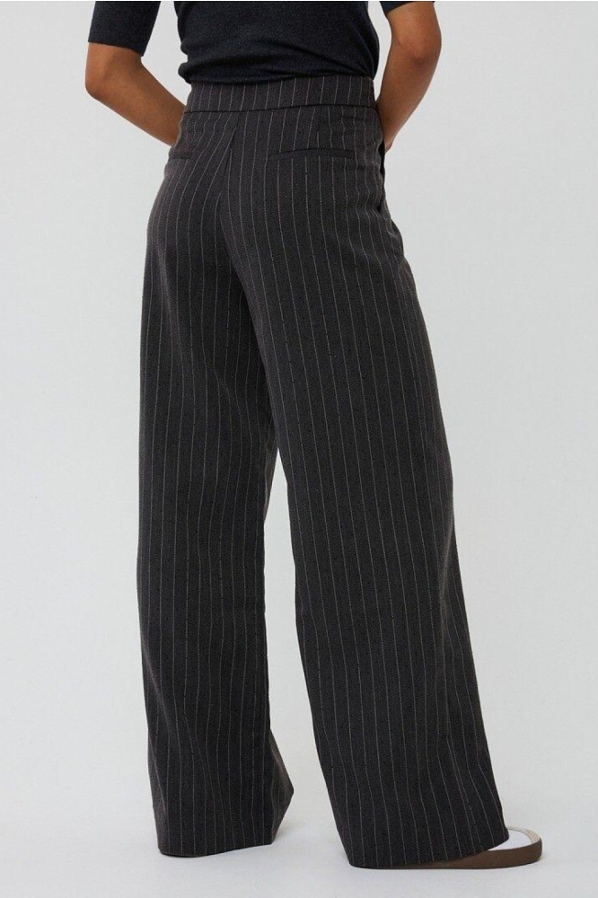 EsQualo grijze dames broek | Model achteraanzicht