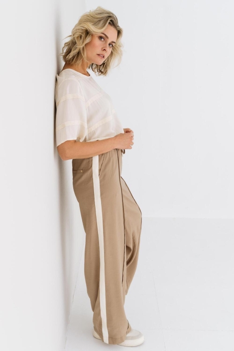 Zizo camel dames broek | Model zijaanzicht