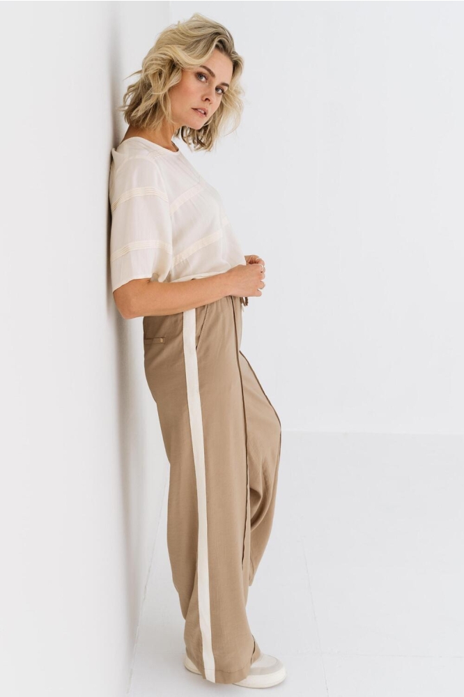 Zizo camel dames broek | Model zijaanzicht