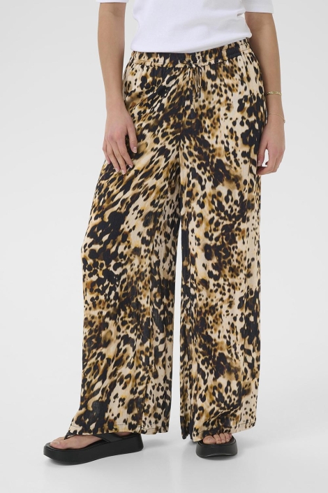 Kaffe beige dames broek | Model vooraanzicht