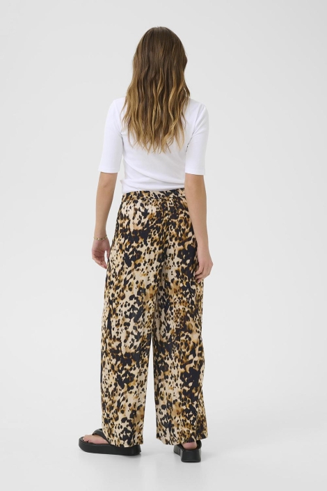 Kaffe beige dames broek | Model achteraanzicht