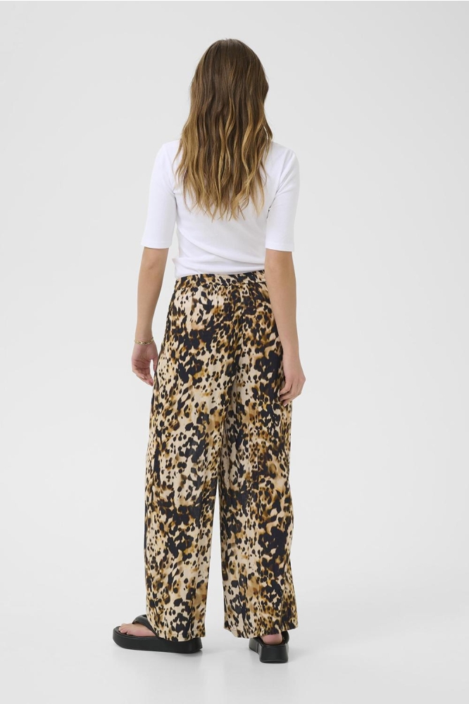 Kaffe beige dames broek | Model achteraanzicht