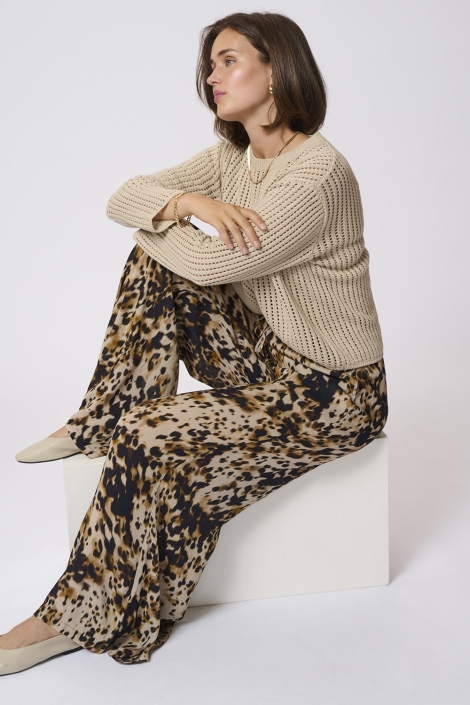 Kaffe beige dames broek | Model zijaanzicht