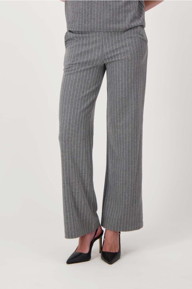 Zusss blauwe dames broek | Model vooraanzicht