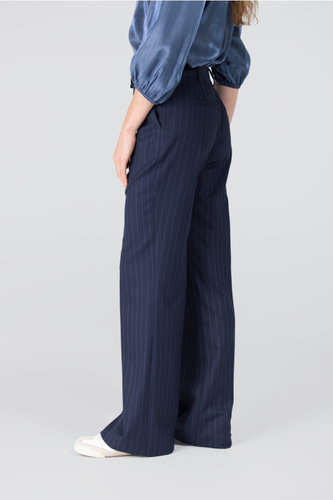 Juffrouw Jansen blauwe dames broek | Model zijaanzicht