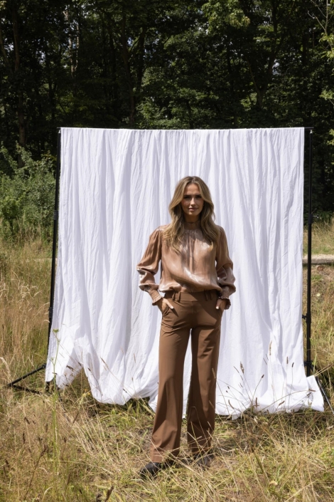 Kimara taupe dames broek | Model vooraanzicht