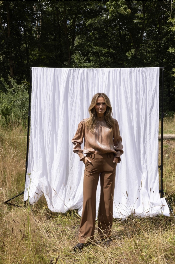 Kimara taupe dames broek | Model vooraanzicht