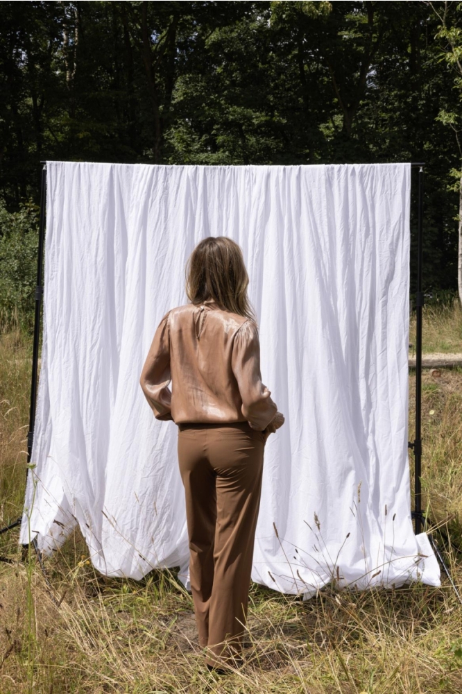 Kimara taupe dames broek | Model achteraanzicht