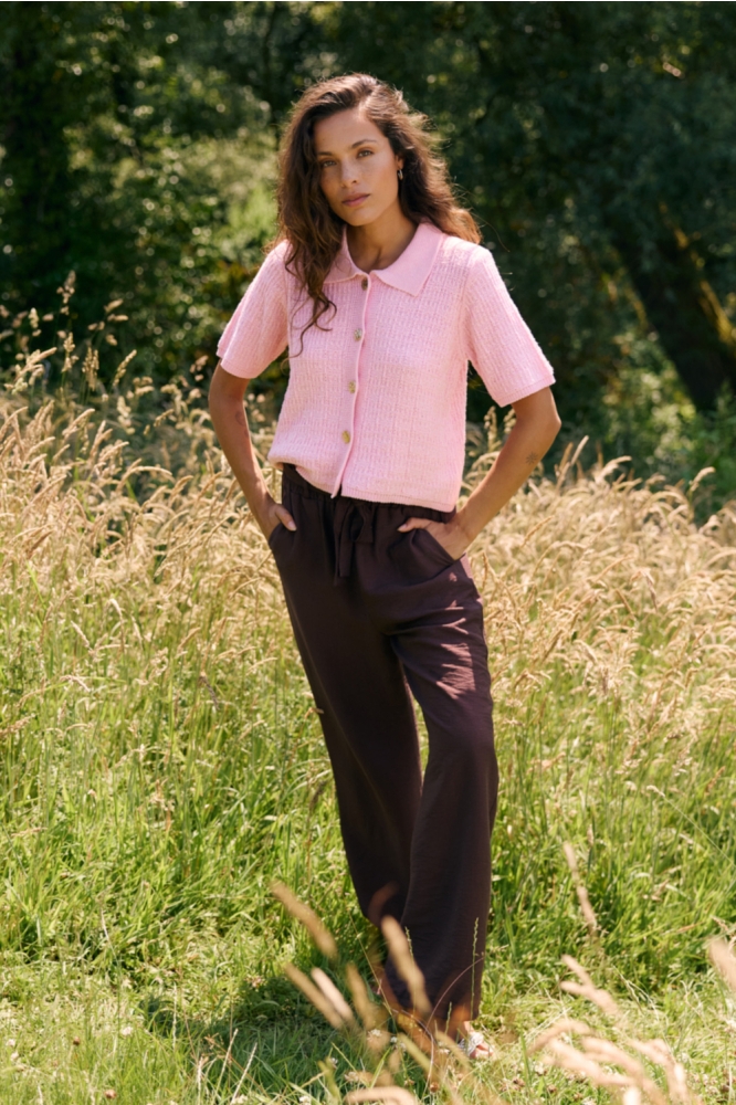 LolaLiza bruine dames broek | Sfeerbeeld, In situatie