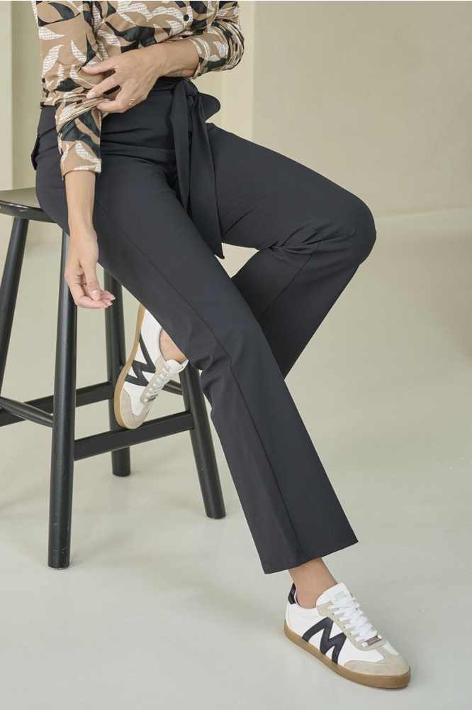 Zoso zwarte dames broek | Model vooraanzicht