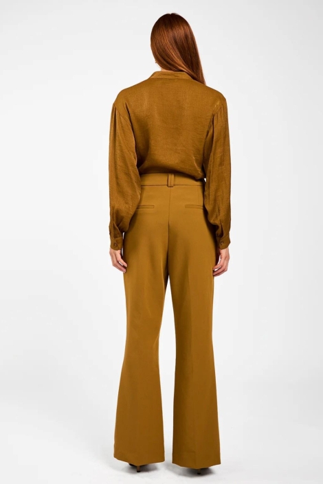 Aaiko camel dames broek | Model achteraanzicht