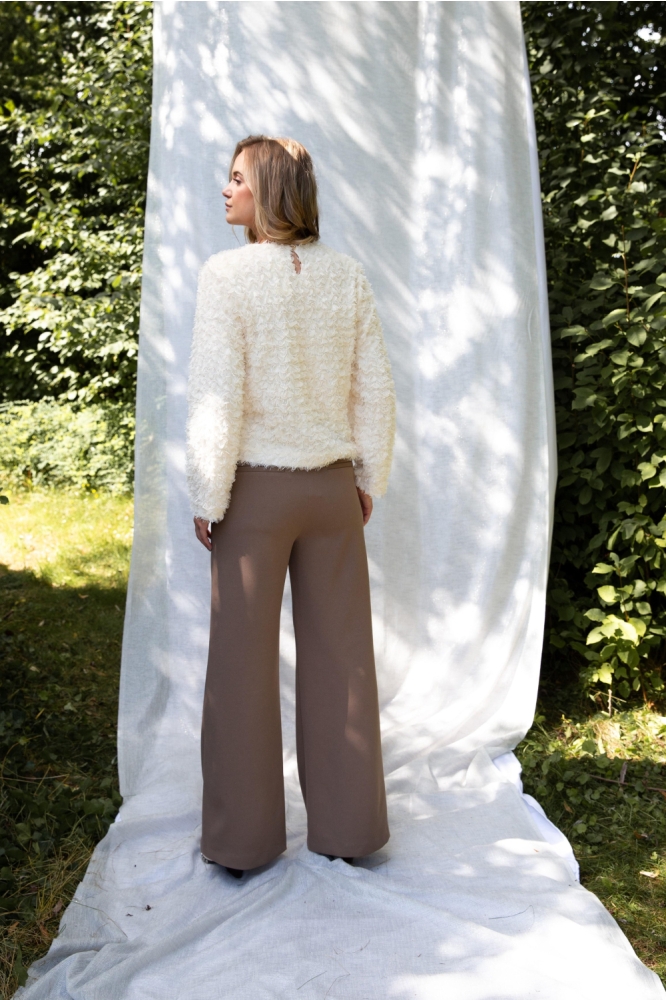 I-coni-K taupe dames broek | Model achteraanzicht
